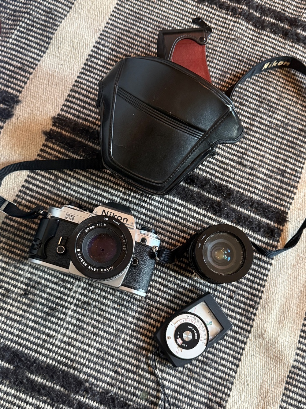Nikon FG with free lenses, original case and accessories
